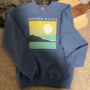 Nature backs oversized crewneck. 50% cotton 50% polyester